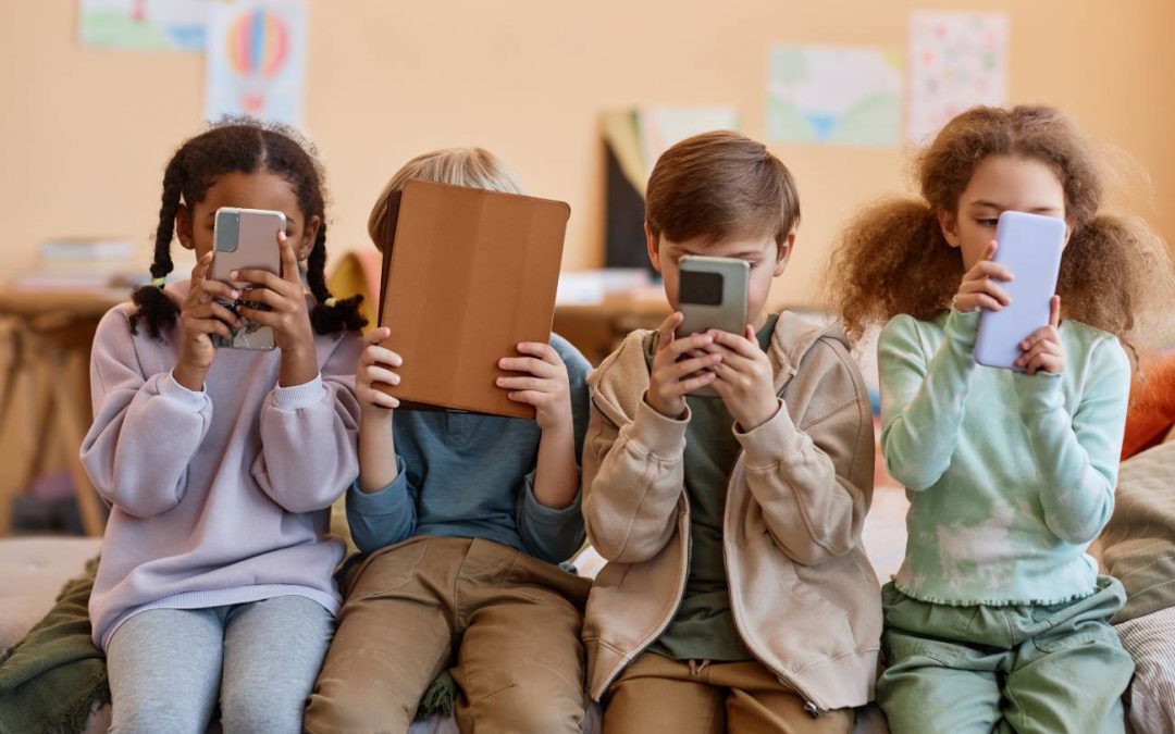 CSB16-38 Daños cognitivos y psicológicos de la tecnología y RRSS; espectros infantiles; arqueólogos de cine.